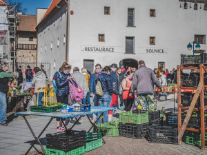 Na farmářské trhy dorazily ráno stovky lidí. Zájem byl hlavně o sazenice