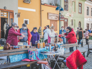 Na farmářské trhy dorazily ráno stovky lidí. Zájem byl hlavně o sazenice