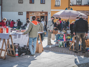 Na farmářské trhy dorazily ráno stovky lidí. Zájem byl hlavně o sazenice