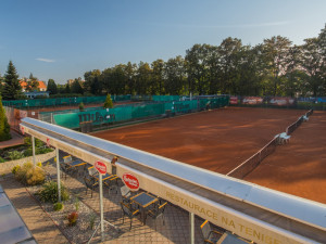 Tenisový klub LTC Tonstav-service České Budějovice hlásí: Venkovní kurty jsou v provozu