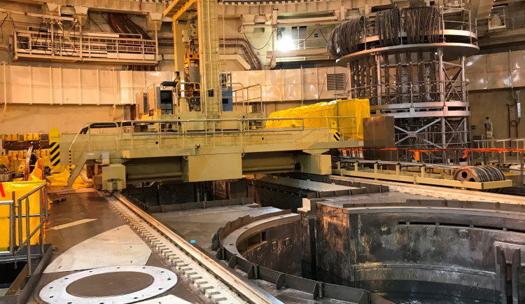 V Temelíně začali zavážet palivo do reaktoru