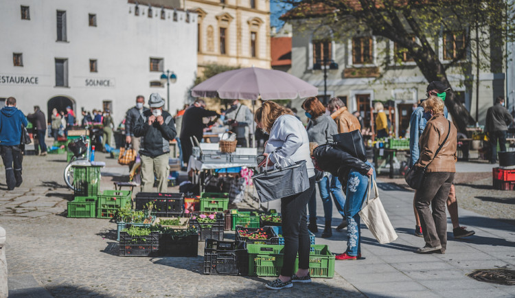 Na farmářské trhy dorazily ráno stovky lidí. Zájem byl hlavně o sazenice