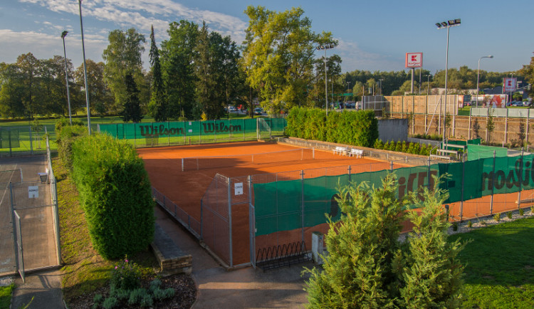 Tenisový klub LTC Tonstav-service České Budějovice hlásí: Venkovní kurty jsou v provozu