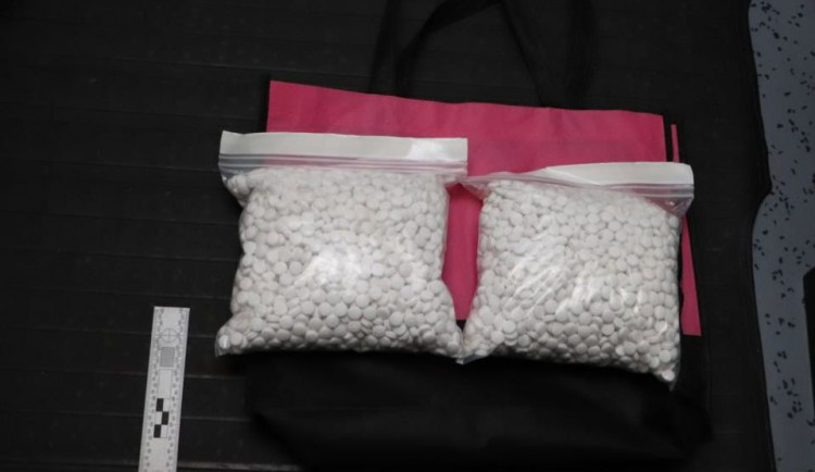 Policisté kontrolovali u hranic osobák. U ženy našli 5 000 léků na výrobu pervitinu