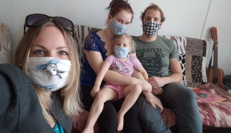 Vyrostla v dětském domově, teď kvůli koronaviru nemůže sehnat práci a bojí se o budoucnost své dcery