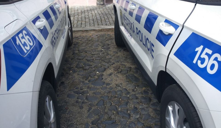 Na ženu se dobýval bývalý přítel. Policisté mu naměřili přes tři promile