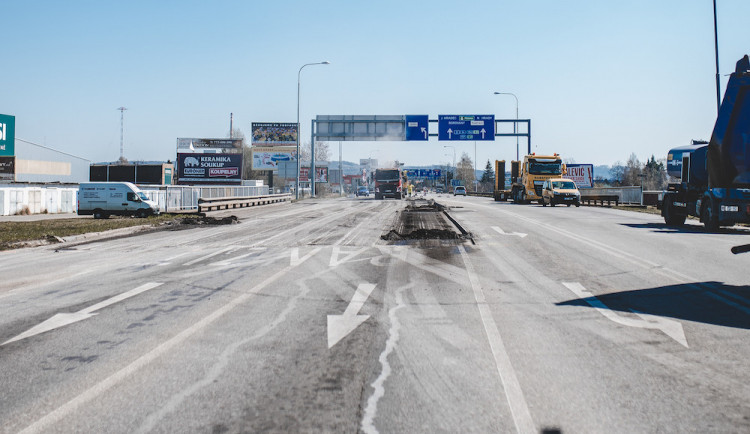 Most přes Dobrovodskou stoku je částečně průjezdný. Rekonstrukce jde do další fáze