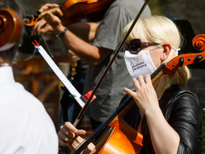 Jihočeská filharmonie natáčela v rouškách na zřícenině Pořešín