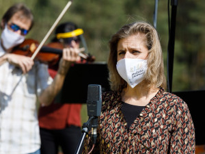 Jihočeská filharmonie natáčela v rouškách na zřícenině Pořešín