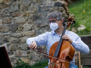 Jihočeská filharmonie natáčela v rouškách na zřícenině Pořešín