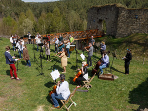 Jihočeská filharmonie natáčela v rouškách na zřícenině Pořešín