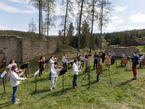 Jihočeská filharmonie natáčela v rouškách na zřícenině Pořešín