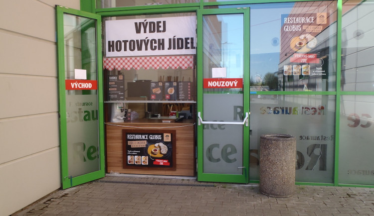 Globus zahájil prodej jídel přes okénko restaurace