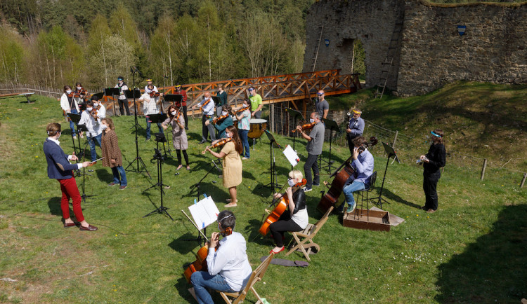 Jihočeská filharmonie natáčela v rouškách na zřícenině Pořešín