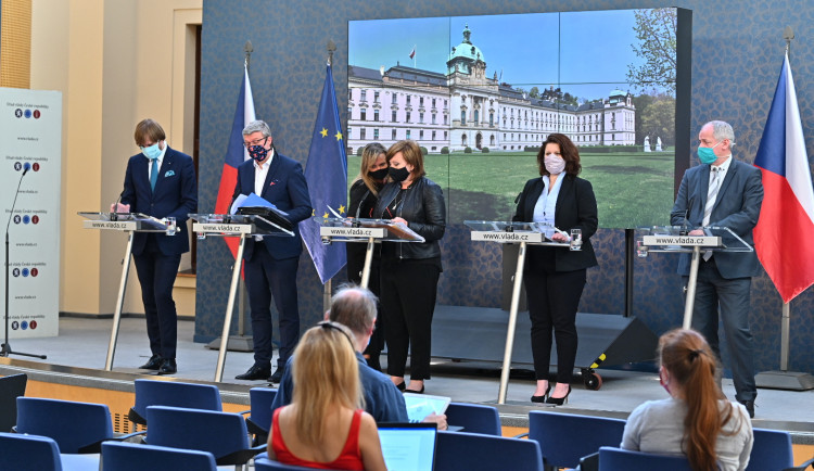 Sněmovna kývla na prodloužení stavu nouze zatím do 17. května