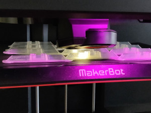 Tisknou pomůcky, skládají se na podporu hasičů a seniorů... Velešínská střední škola se aktivně zapojila do boje proti COVID-19