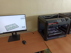 Tisknou pomůcky, skládají se na podporu hasičů a seniorů... Velešínská střední škola se aktivně zapojila do boje proti COVID-19