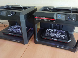 Tisknou pomůcky, skládají se na podporu hasičů a seniorů... Velešínská střední škola se aktivně zapojila do boje proti COVID-19