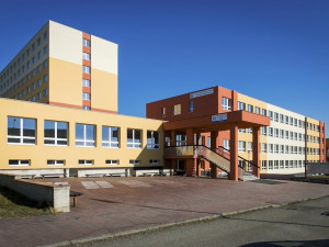 Tisknou pomůcky, skládají se na podporu hasičů a seniorů... Velešínská střední škola se aktivně zapojila do boje proti COVID-19