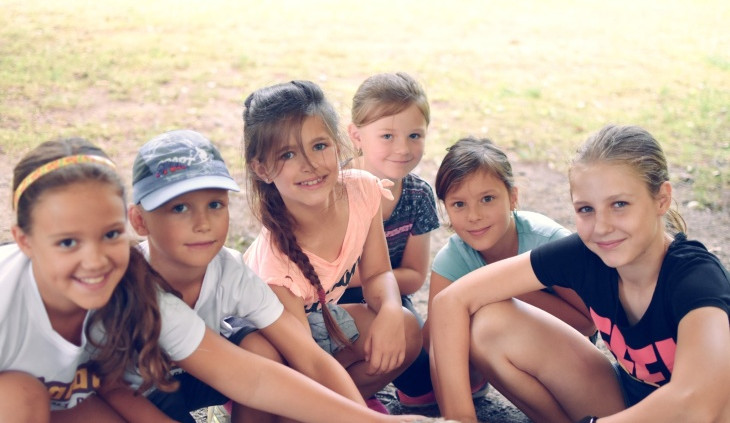 Chcete děti dostat od sociálních sítí do skutečného světa a naučit je něco nového? Zkuste příměstské tábory