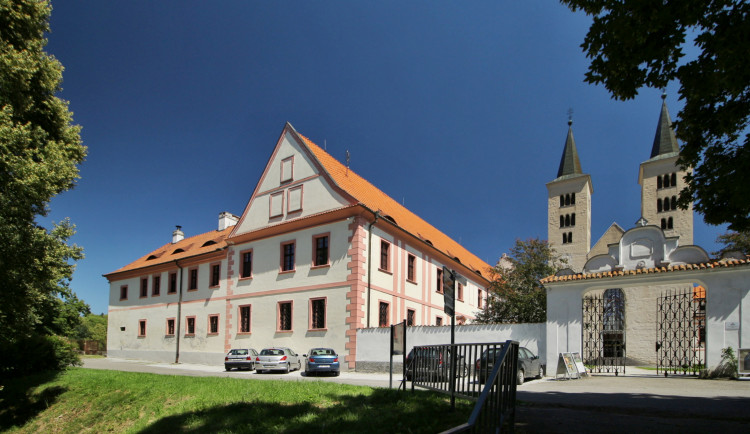 Archeologové objevili v milevském klášteře tajnou chodbu