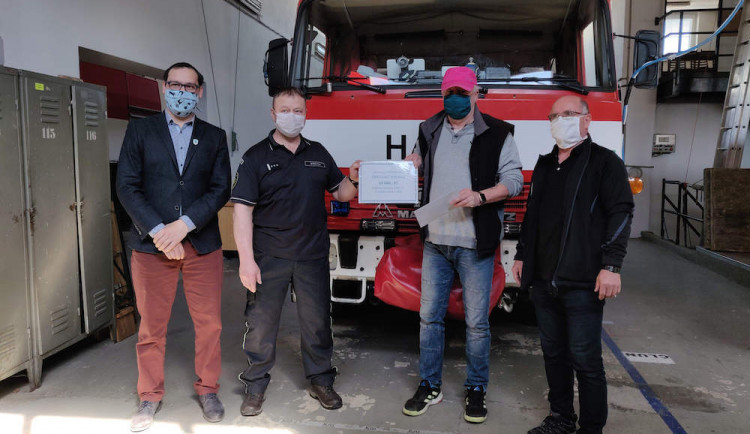 Tisknou pomůcky, skládají se na podporu hasičů a seniorů... Velešínská střední škola se aktivně zapojila do boje proti COVID-19