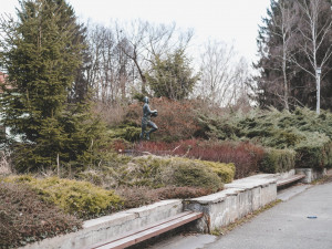 Okolí sportovní haly projde revitalizací, vznikne i místo pro grilování