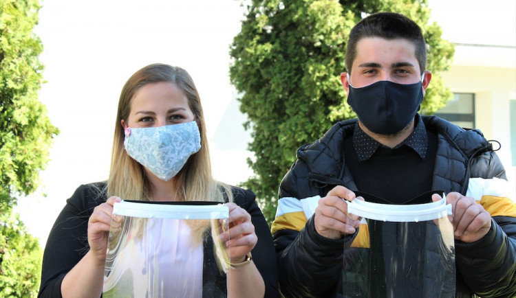 Lucie Roučková a Martin Pinta: Jsme rádi, že nám VŠTE umožnila vyrábět v 3D laboratořích ochranné štíty. Odezva je úžasná