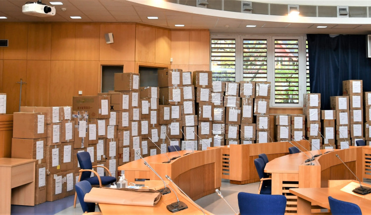 Nejohroženější skupiny obyvatel dostanou od kraje balíčky s respirátory, ústenkami a látkovými rouškami