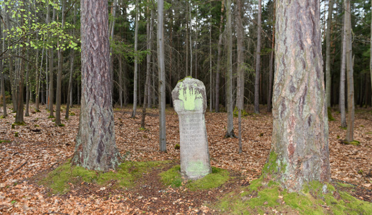 České Budějovice objektivem Milana Bindera a perem Martina Maršíka: Vraždu mečíře připomíná smírčí kámen