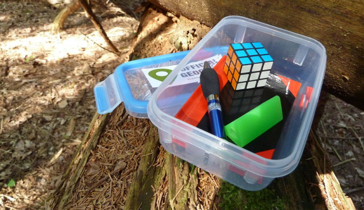 Geocaching slaví dvacet let. Češi podle lokací kešek plánují celé výlety