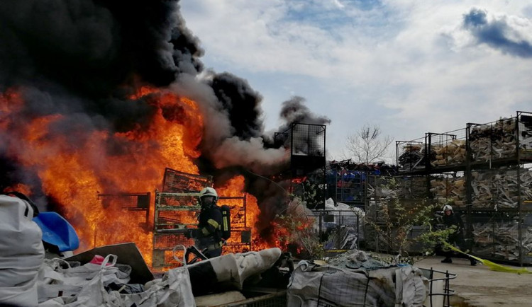 FOTO: Dopoledne zasahovalo šest jednotek hasičů u požáru plastů ve Stráži