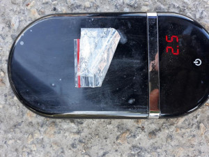 Drogy schované v klíčence i batohu vyčmuchal služební pes, osádku auta si převzali policisté