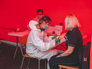Testy na jihu Čech na covid-19 podstupují i profesní skupiny