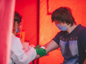 Testy na jihu Čech na covid-19 podstupují i profesní skupiny