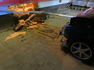 S osobákem narazil do supermarketu, záchranáři ošetřili dvě zraněné osoby