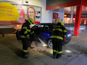 S osobákem narazil do supermarketu, záchranáři ošetřili dvě zraněné osoby