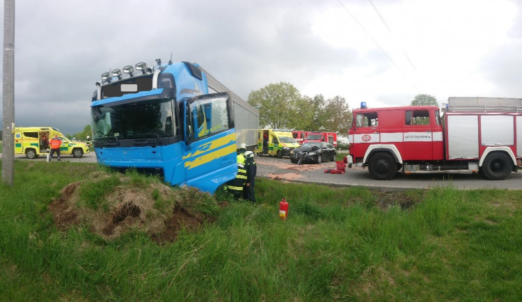 Při vážné nehodě u Velešína se zranili čtyři lidé, silnice byla několik hodin zavřená