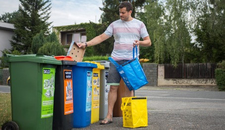 Češi zůstávají elitou v třídění. Každý vhodil do barevné popelnice v průměru 51 kilogramů odpadu