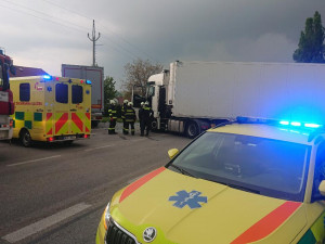 Při vážné nehodě u Velešína se zranili čtyři lidé, silnice byla několik hodin zavřená