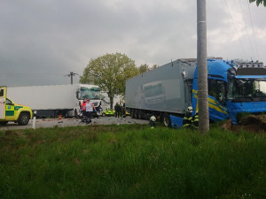Při vážné nehodě u Velešína se zranili čtyři lidé, silnice byla několik hodin zavřená