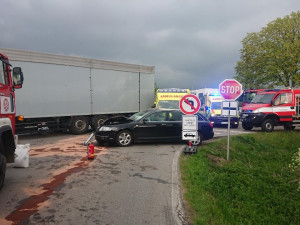 Při vážné nehodě u Velešína se zranili čtyři lidé, silnice byla několik hodin zavřená