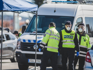 Před hranicemi ve Strážném se tvoří hodinová kolona