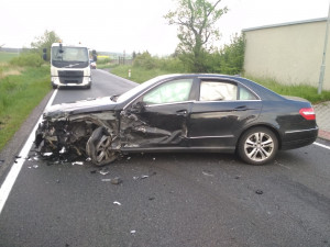 Cisterna s mlékem skončila na zahradě rodinného domu, na místě zasahovali hasiči