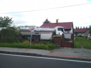 Cisterna s mlékem skončila na zahradě rodinného domu, na místě zasahovali hasiči