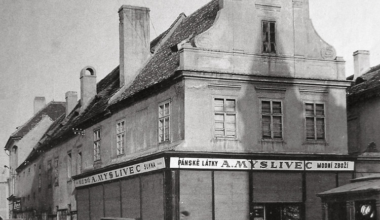 DRBNA HISTORIČKA: Na Ovocném trhu stála dřív kašna. Dnes je prostor prázdný