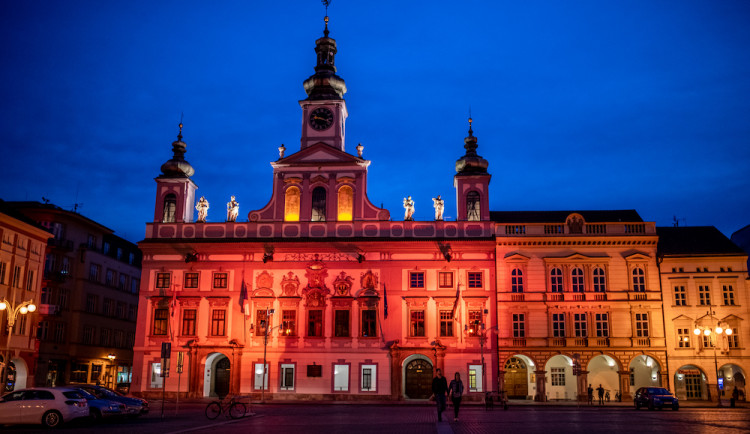 Budějcká radnice se rozsvítí červeně. Akce má připomenout oběti AIDS