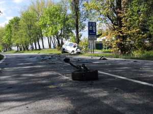 U Kaplice se srazila dodávka s náklaďákem. Silnice je kompletně uzavřená