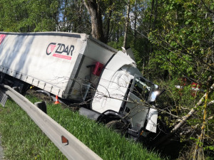 U Kaplice se srazila dodávka s náklaďákem. Silnice je kompletně uzavřená