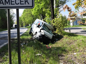 U Kaplice se srazila dodávka s náklaďákem. Silnice je kompletně uzavřená